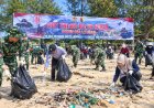 Semangat Gotong Royong, TNI Bersama Masyarakat Bersihkan Pantai Cemara